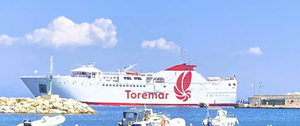Toremar Fähre in Rio Marina auf Elba